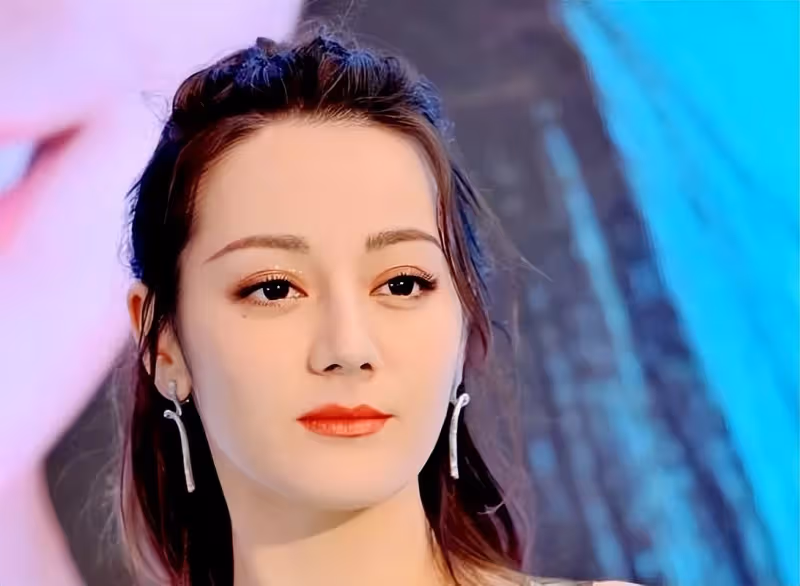 迪麗熱巴這麼招人喜歡是有原因的,穿長裙超級有魅力,太迷人