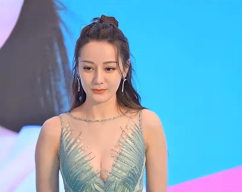 迪麗熱巴這麼招人喜歡是有原因的,穿長裙超級有魅力,太迷人