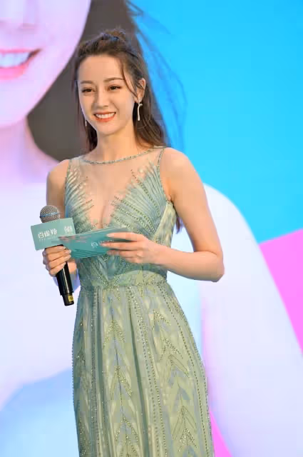 迪麗熱巴這麼招人喜歡是有原因的,穿長裙超級有魅力,太迷人