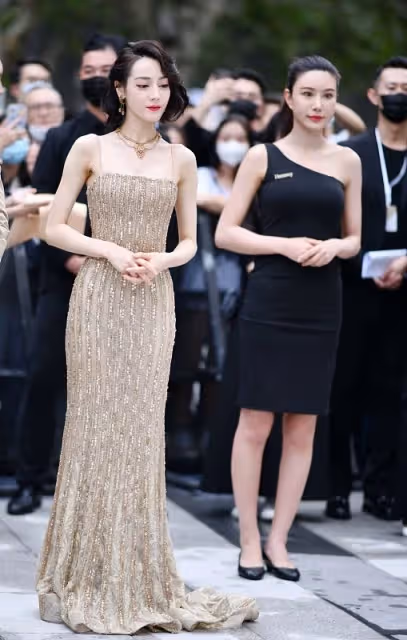 迪麗熱巴這麼招人喜歡是有原因的,穿長裙超級有魅力,太迷人