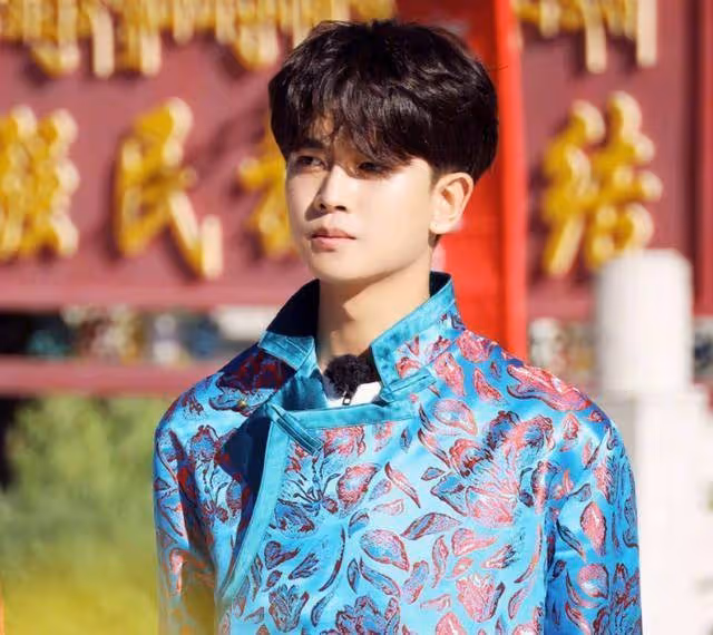 任嘉倫首次談本名,我卻在意無美顏下他的顏值,這臉確定31歲?_藝名_明星_任國超