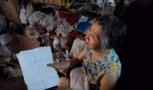 74歲老母親打工13年,替子還330萬高利貸:兒啊,債清了,你回來吧