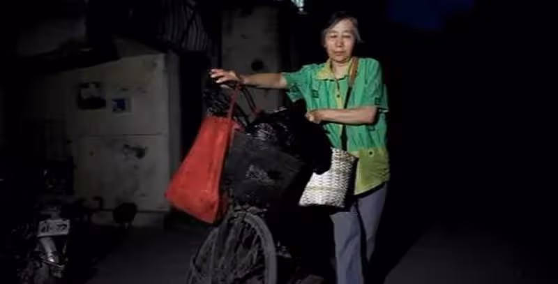74歲老母親打工13年,替子還330萬高利貸:兒啊,債清了,你回來吧