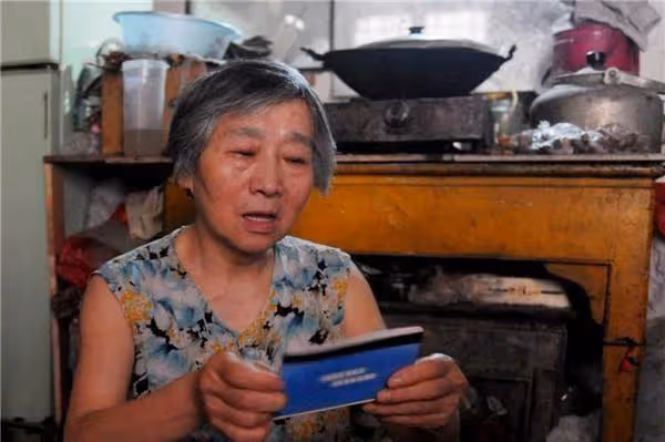 74歲老母親打工13年,替子還330萬高利貸:兒啊,債清了,你回來吧