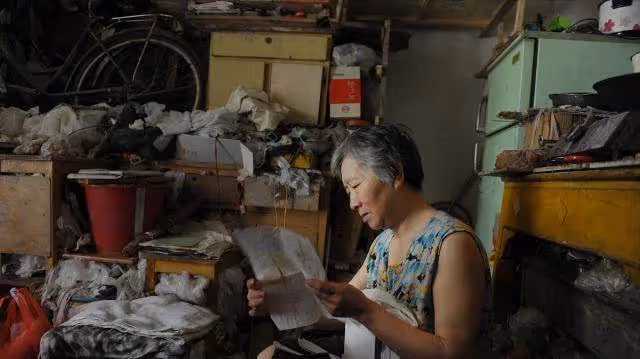 74歲老母親打工13年,替子還330萬高利貸:兒啊,債清了,你回來吧