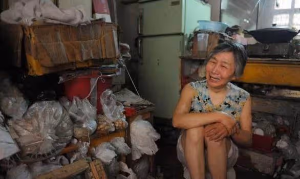 74歲老母親打工13年,替子還330萬高利貸:兒啊,債清了,你回來吧