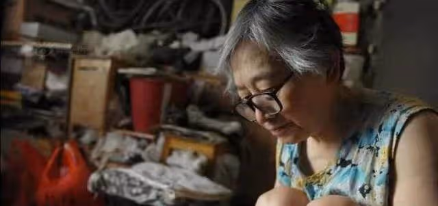 74歲老母親打工13年，替子還330萬高利貸：兒啊，債清了，你回來吧