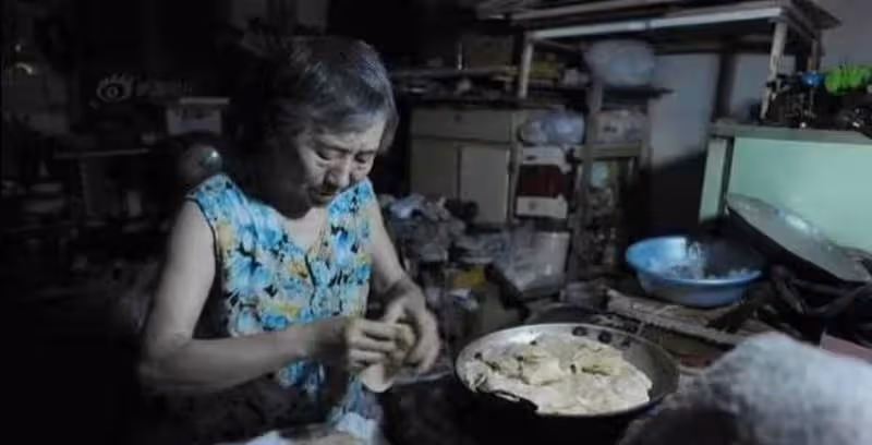 74歲老母親打工13年，替子還330萬高利貸：兒啊，債清了，你回來吧