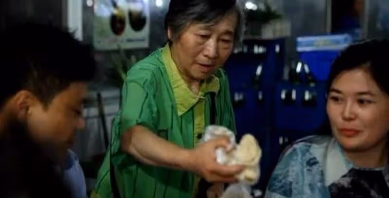 74歲老母親打工13年,替子還330萬高利貸:兒啊,債清了,你回來吧
