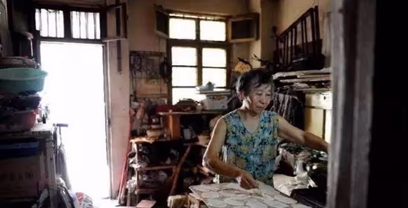 74歲老母親打工13年,替子還330萬高利貸:兒啊,債清了,你回來吧