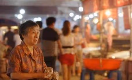 74歲老母親打工13年,替子還330萬高利貸:兒啊,債清了,你回來吧