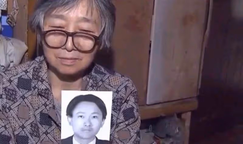 74歲老母親打工13年,替子還330萬高利貸:兒啊,債清了,你回來吧