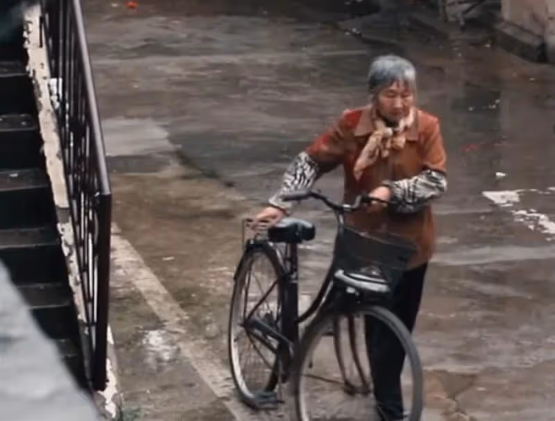 74歲老母親打工13年,替子還330萬高利貸:兒啊,債清了,你回來吧