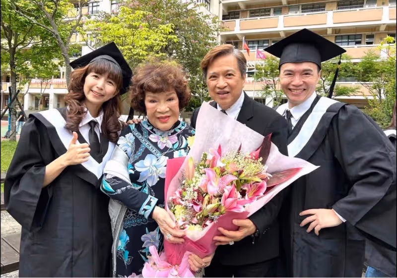 50歲吳鈴山淡出熒屏2年，今罕攜妻現身，驕傲稱「完成年輕最大遺憾」開心宣布「第1名畢業」哽咽：爸爸你看到嗎