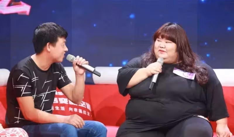 老婆當初是「校花」,因為太美怕別人搶,老公把校花老婆養成330斤,不能生娃遭婆婆嫌棄