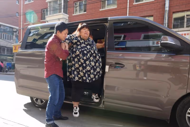 老婆當初是「校花」，因為太美怕別人搶，老公把校花老婆養成330斤，不能生娃遭婆婆嫌棄
