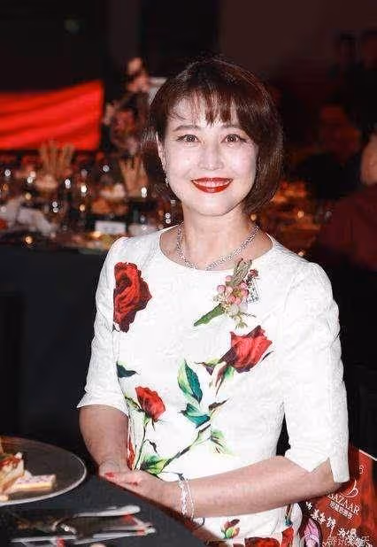 55歲周海媚近照,臉上粉底厚到沒眼看,看完她的素顏照請不要吃驚