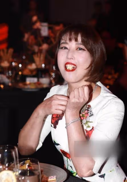 55歲周海媚近照,臉上粉底厚到沒眼看,看完她的素顏照請不要吃驚