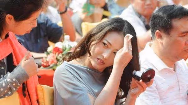 55歲周海媚近照,臉上粉底厚到沒眼看,看完她的素顏照請不要吃驚