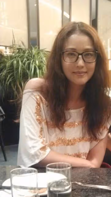 55歲周海媚近照,臉上粉底厚到沒眼看,看完她的素顏照請不要吃驚