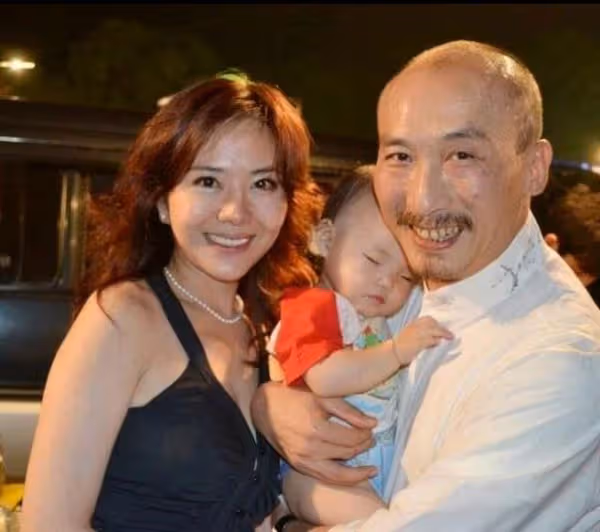 小潘潘哭訴結婚5年:「不是人幹的」!當年風光嫁豪門大亨老公!如今顏面神經失調「像漸凍人」!