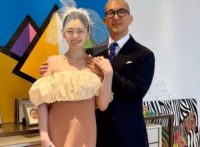45歲大S高調秀恩愛!具俊曄演唱會向妻子示愛,街邊偶遇「兩人十指緊扣」擰成麻花捲,相差7歲看上去像兩代人
