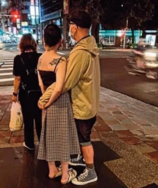 45歲大S高調秀恩愛!具俊曄演唱會向妻子示愛,街邊偶遇「兩人十指緊扣」擰成麻花捲,相差7歲看上去像兩代人
