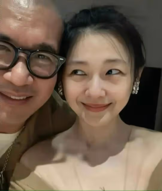 45歲大S高調秀恩愛!具俊曄演唱會向妻子示愛,街邊偶遇「兩人十指緊扣」擰成麻花捲,相差7歲看上去像兩代人