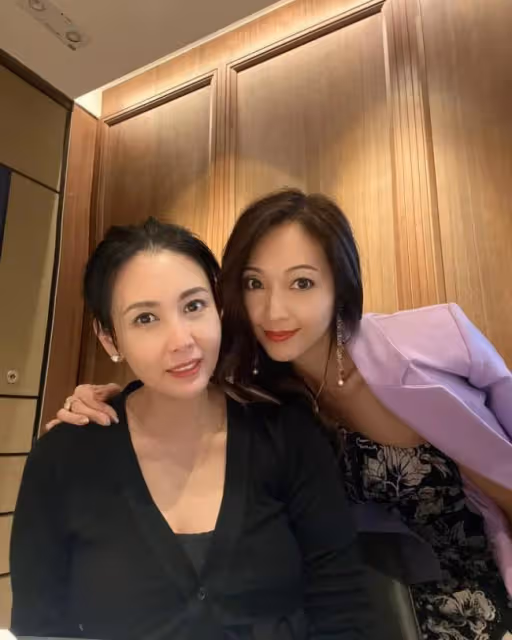 54歲邱淑貞現身為好友慶生 皮膚緊緻美貌依舊