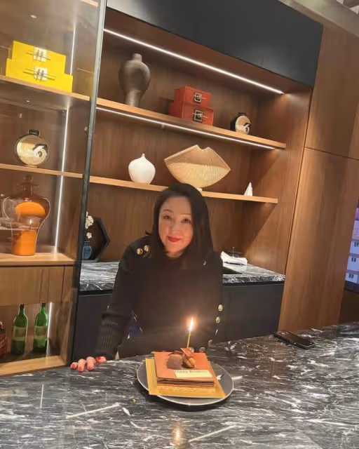 54歲邱淑貞現身為好友慶生 皮膚緊緻美貌依舊