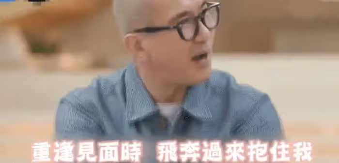 具俊曄演出放歌示愛大s,兩人十指相扣等紅綠燈被偶遇,如膠似漆