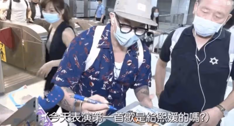 具俊曄演出放歌示愛大s,兩人十指相扣等紅綠燈被偶遇,如膠似漆