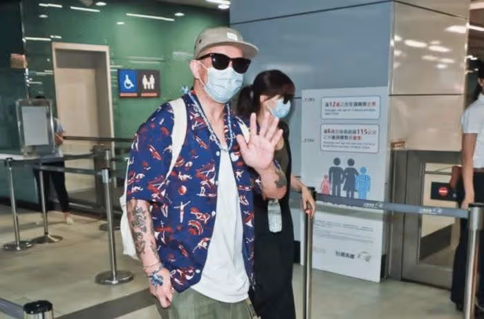 具俊曄演出放歌示愛大s,兩人十指相扣等紅綠燈被偶遇,如膠似漆