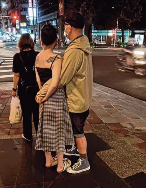 具俊曄演出放歌示愛大s,兩人十指相扣等紅綠燈被偶遇,如膠似漆