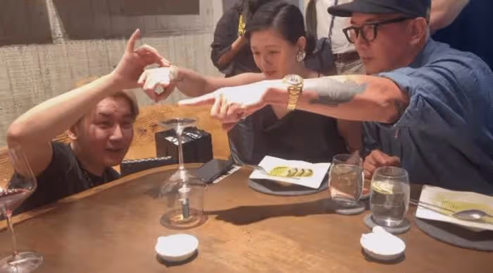 具俊曄演出放歌示愛大s,兩人十指相扣等紅綠燈被偶遇,如膠似漆