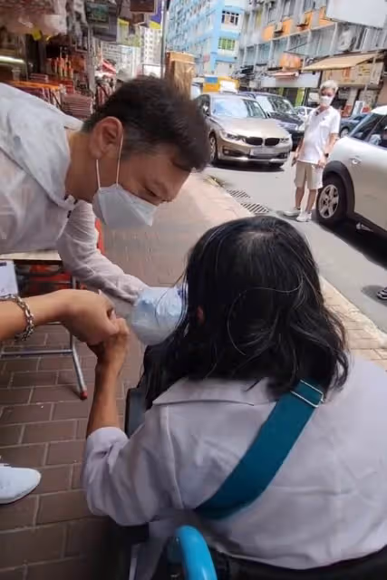 58歲陶大宇街邊當志願者！低頭彎腰派飯顯恭敬，汗水浸濕衣服毫不在意，網贊：有擔當！