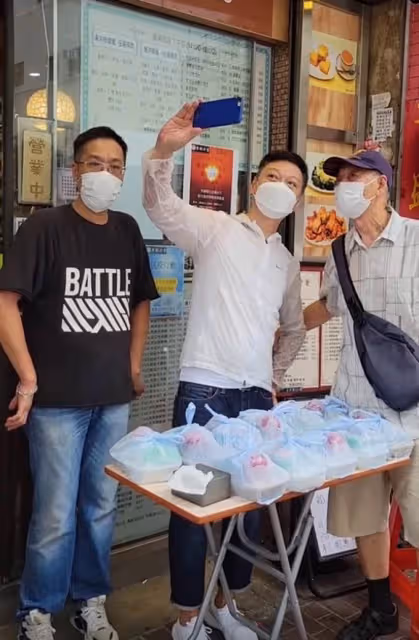 58歲陶大宇街邊當志願者！低頭彎腰派飯顯恭敬，汗水浸濕衣服毫不在意，網贊：有擔當！