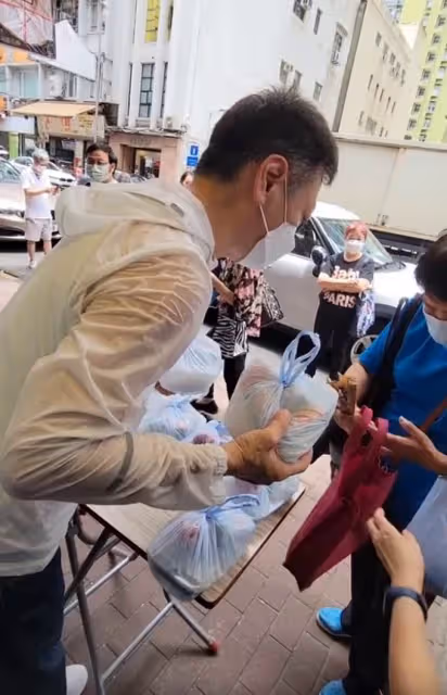 58歲陶大宇街邊當志願者！低頭彎腰派飯顯恭敬，汗水浸濕衣服毫不在意，網贊：有擔當！