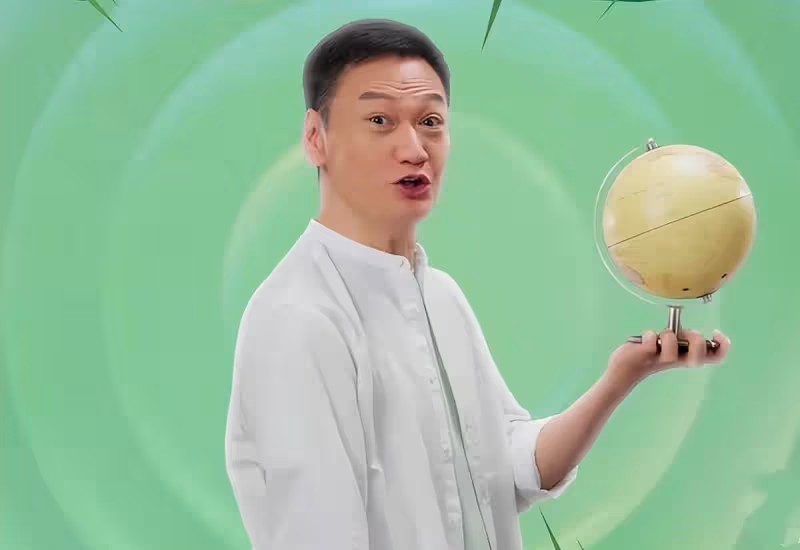58歲陶大宇街邊當志願者！低頭彎腰派飯顯恭敬，汗水浸濕衣服毫不在意，網贊：有擔當！