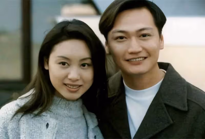 58歲陶大宇街邊當志願者!低頭彎腰派飯顯恭敬,汗水浸濕衣服毫不在意,網贊:有擔當!