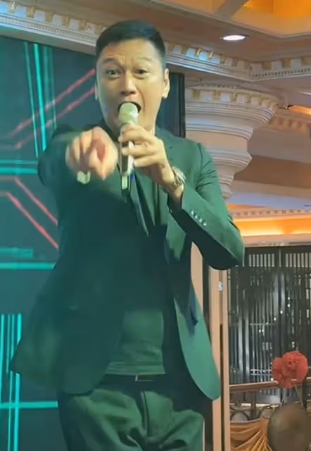 58歲陶大宇街邊當志願者!低頭彎腰派飯顯恭敬,汗水浸濕衣服毫不在意,網贊:有擔當!