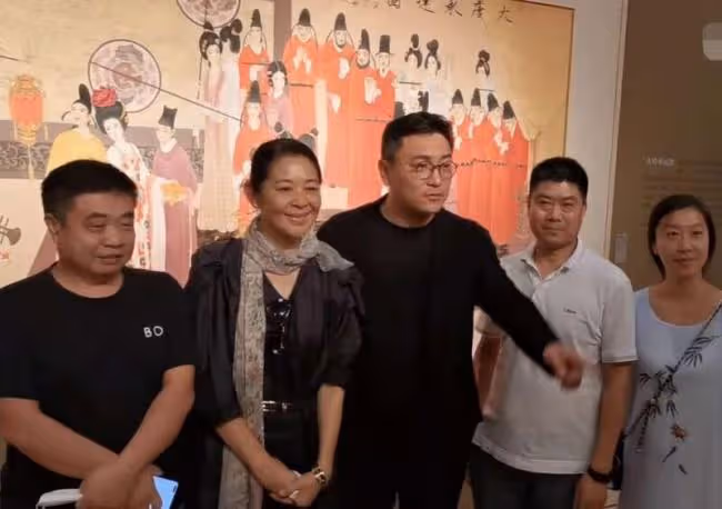 63歲倪萍現身北京看展 純素顏曝光 蒼老難認