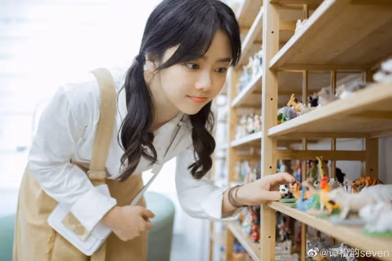 《以家人之名》譚松韻穿搭秘訣！譚松韻示範小個子減齡穿搭真的太美了，宋威龍、張新成都淪陷！