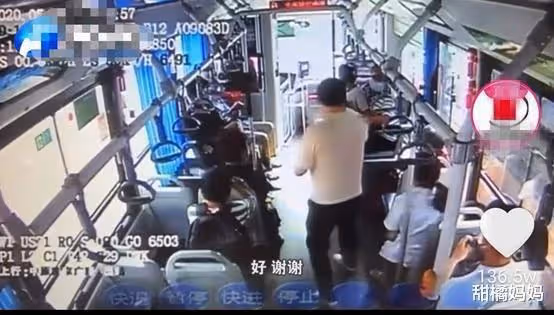 「誰有吃的,能給孩子吃點嗎?」父親無助的聲音,讓乘客坐不住了