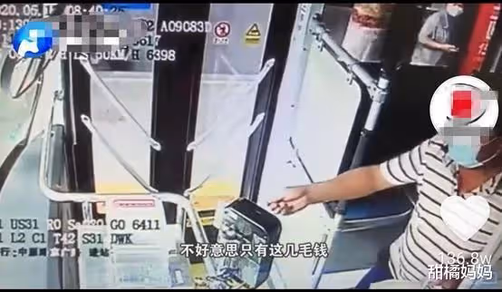 「誰有吃的,能給孩子吃點嗎?」父親無助的聲音,讓乘客坐不住了