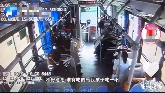 「誰有吃的,能給孩子吃點嗎?」父親無助的聲音,讓乘客坐不住了