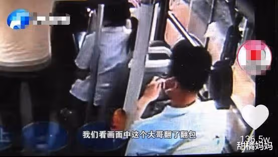 「誰有吃的,能給孩子吃點嗎?」父親無助的聲音,讓乘客坐不住了
