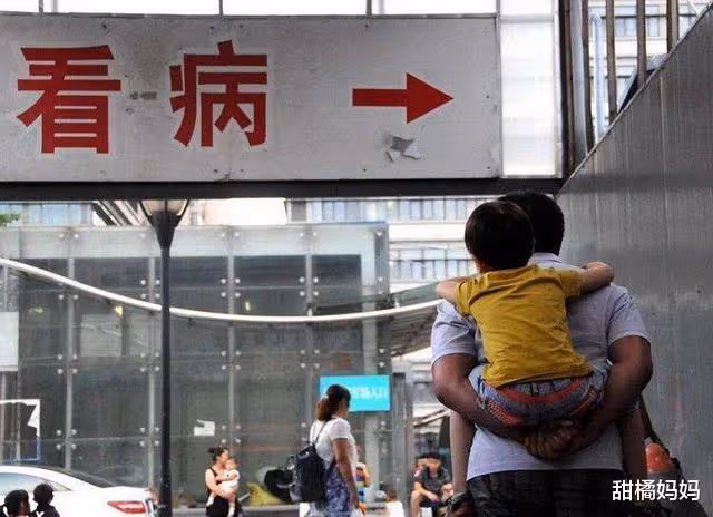 「誰有吃的,能給孩子吃點嗎?」父親無助的聲音,讓乘客坐不住了