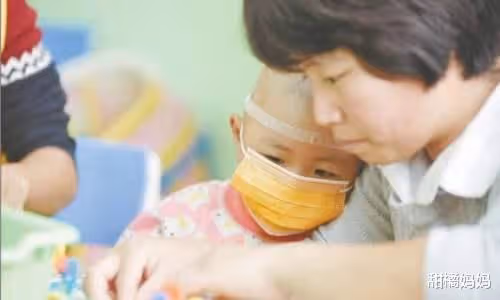 「誰有吃的,能給孩子吃點嗎?」父親無助的聲音,讓乘客坐不住了