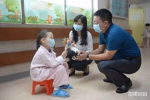 「誰有吃的,能給孩子吃點嗎?」父親無助的聲音,讓乘客坐不住了